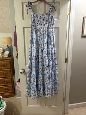 crown & ivy White and Blue Floral Tie-Shoulder Maxi Dress